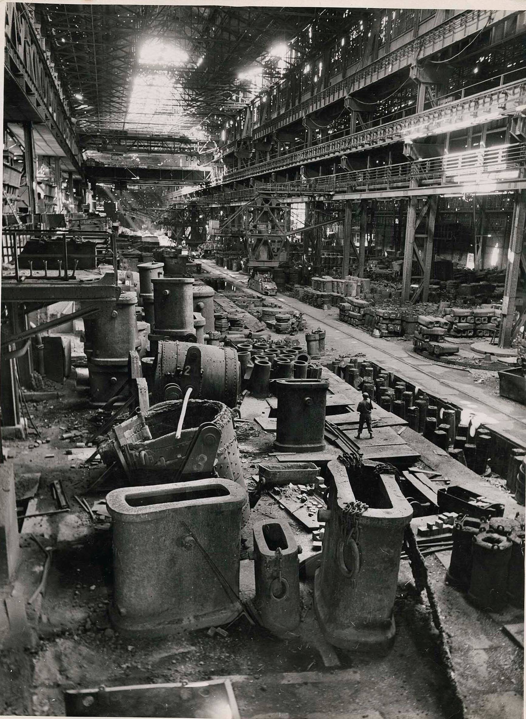 Рурская долина, Германия, открытая мартеновская шахта Krupp, шахты из специальной стали, слегка поврежденные бомбами, 1945 год. Фотограф Маргарет Бурк-Уайт