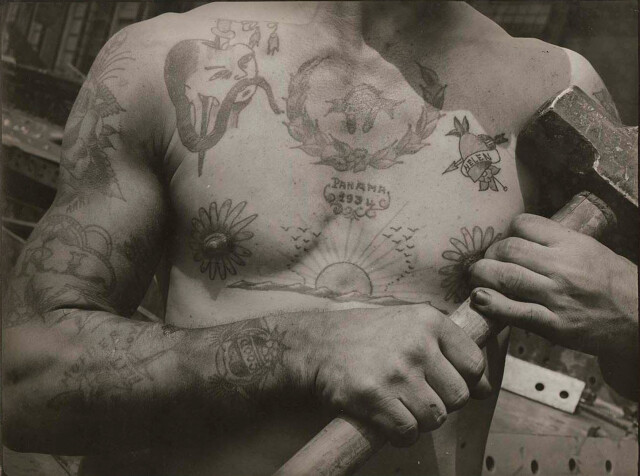 Сильно татуированные грудь и руки рабочего в Вифлеемской судостроительной компании, 1938 год. Фотограф Маргарет Бурк-Уайт