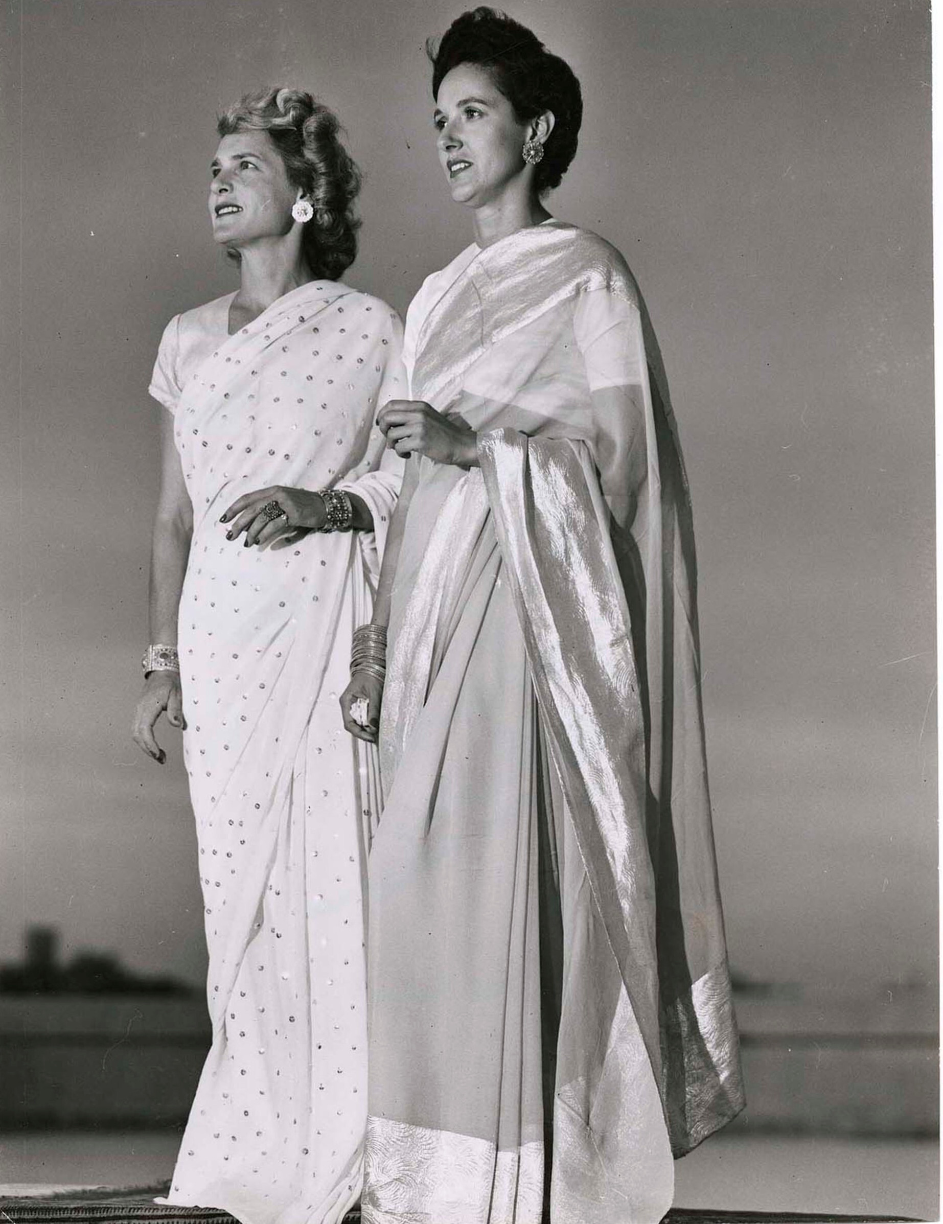 Фотограф LIFE Маргарет Бурк-Уайт (слева) с репортером LIFE edit Ли Эйтингоном, позируют в индуистских сари, 1947 год. Фотограф Маргарет Бурк-Уайт