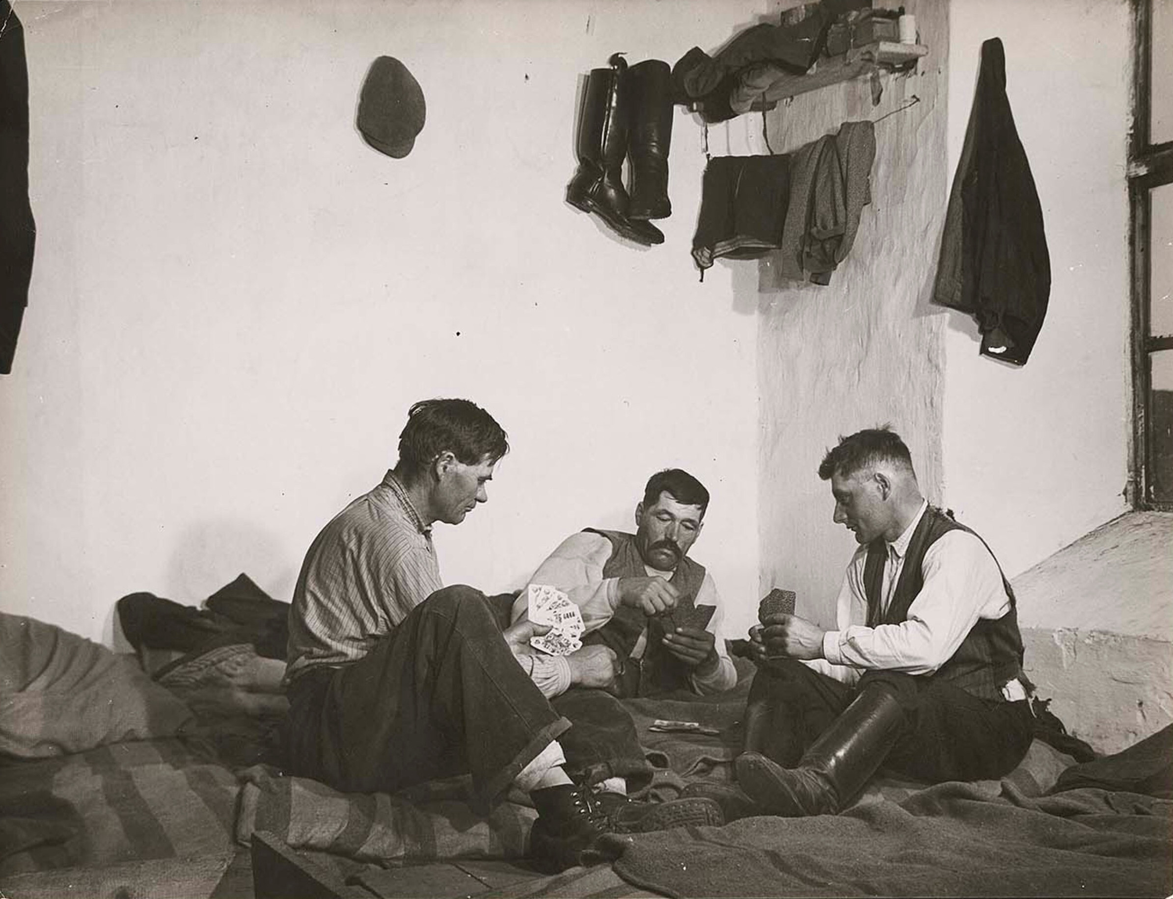 Хутор Аняла, возле Нефа Замки – внутри дома сезонных рабочих, 1937 год Фотограф Маргарет Бурк-Уайт