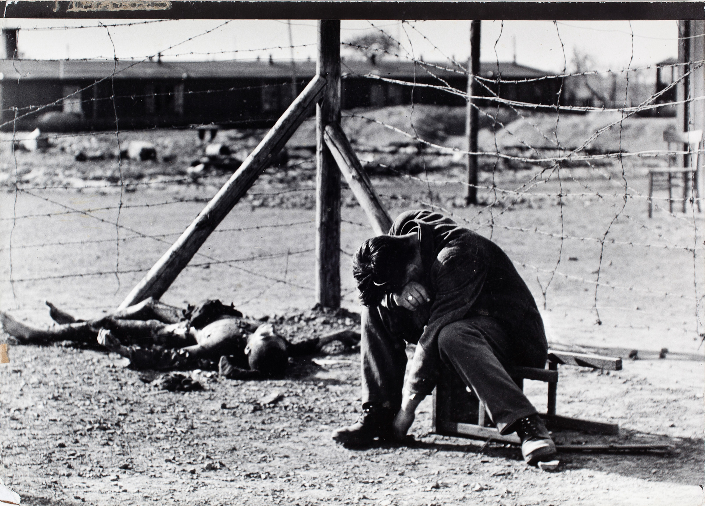 Мужчина скорбит рядом с обугленным телом своего друга, Германия, 1945 год. Фотограф Маргарет Бурк-Уайт