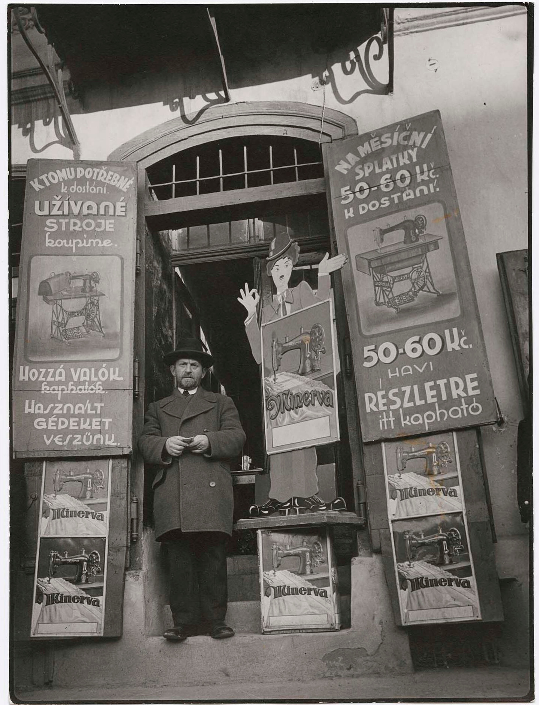 Еврейский магазин в Ужгороде, 1937 год. Фотограф Маргарет Бурк-Уайт