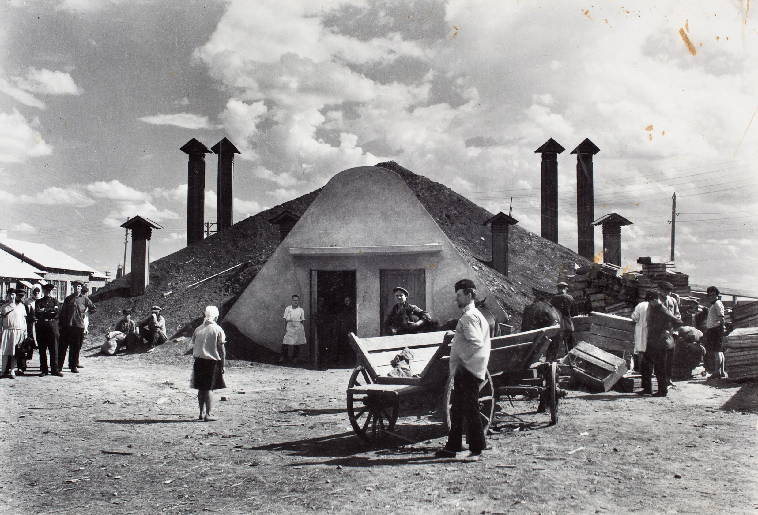 Мужчины и женщины собирают камни для производства цемента на заводе, Россия, 1931 год. Фотограф Маргарет Бурк-Уайт