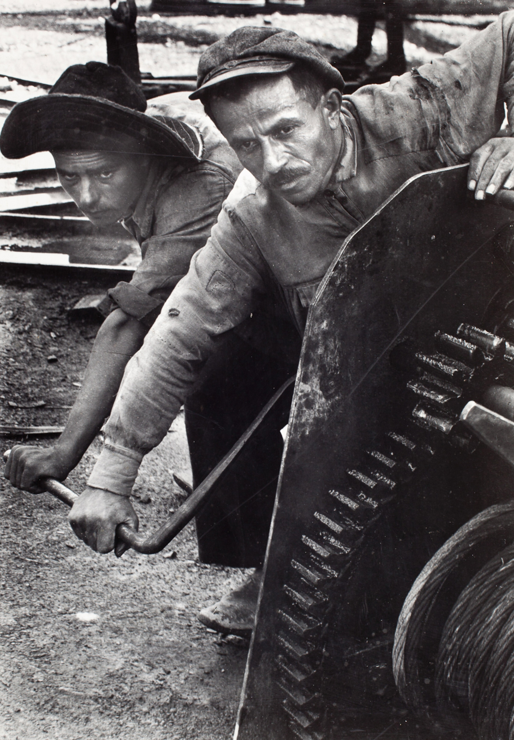 Мужчины подтягивают снаряжение, 1931 год. Фотограф Маргарет Бурк-Уайт