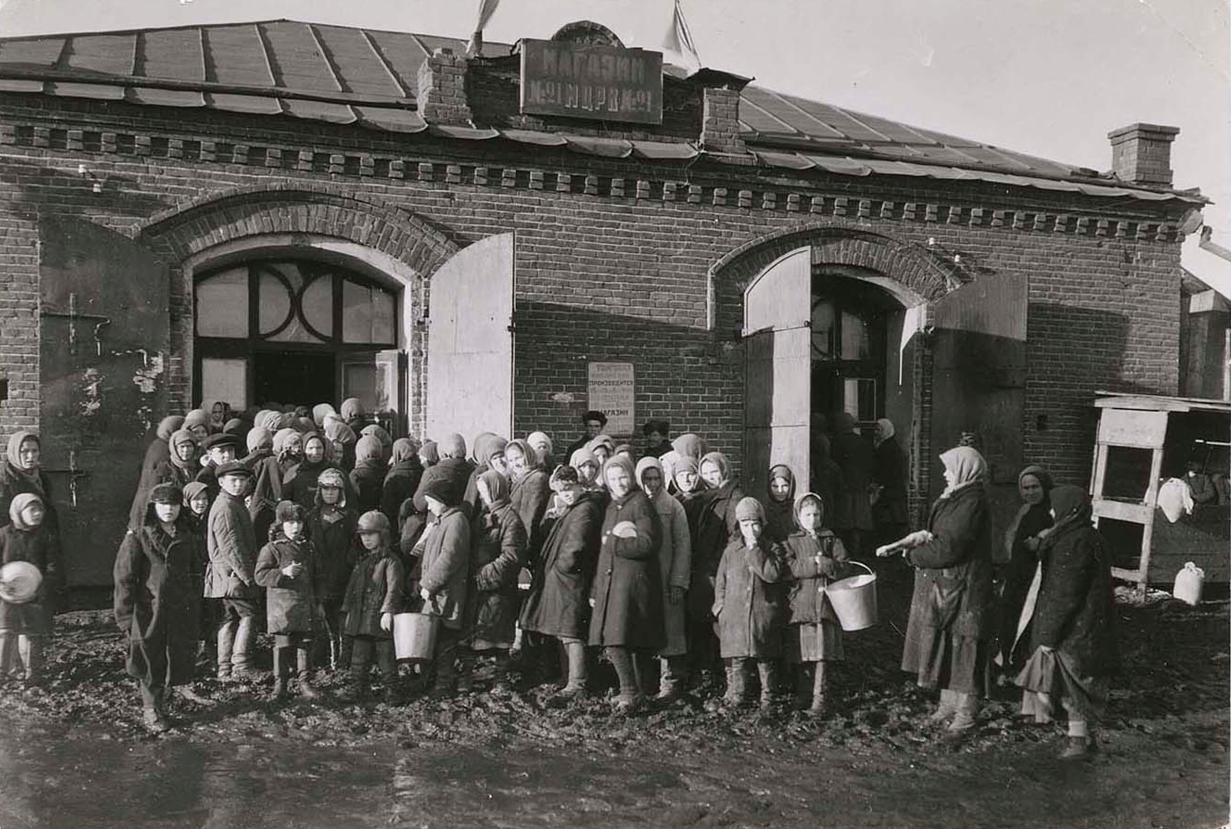Женщины с детьми выстроились в очередь у магазина, где можно купить скудные в Сибири продукты, 1931 год. Фотограф Маргарет Бурк-Уайт