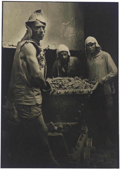 Цементный завод – Новороссийск, на берегу Черного моря, 1930 год.  Фотограф Маргарет Бурк-Уайт