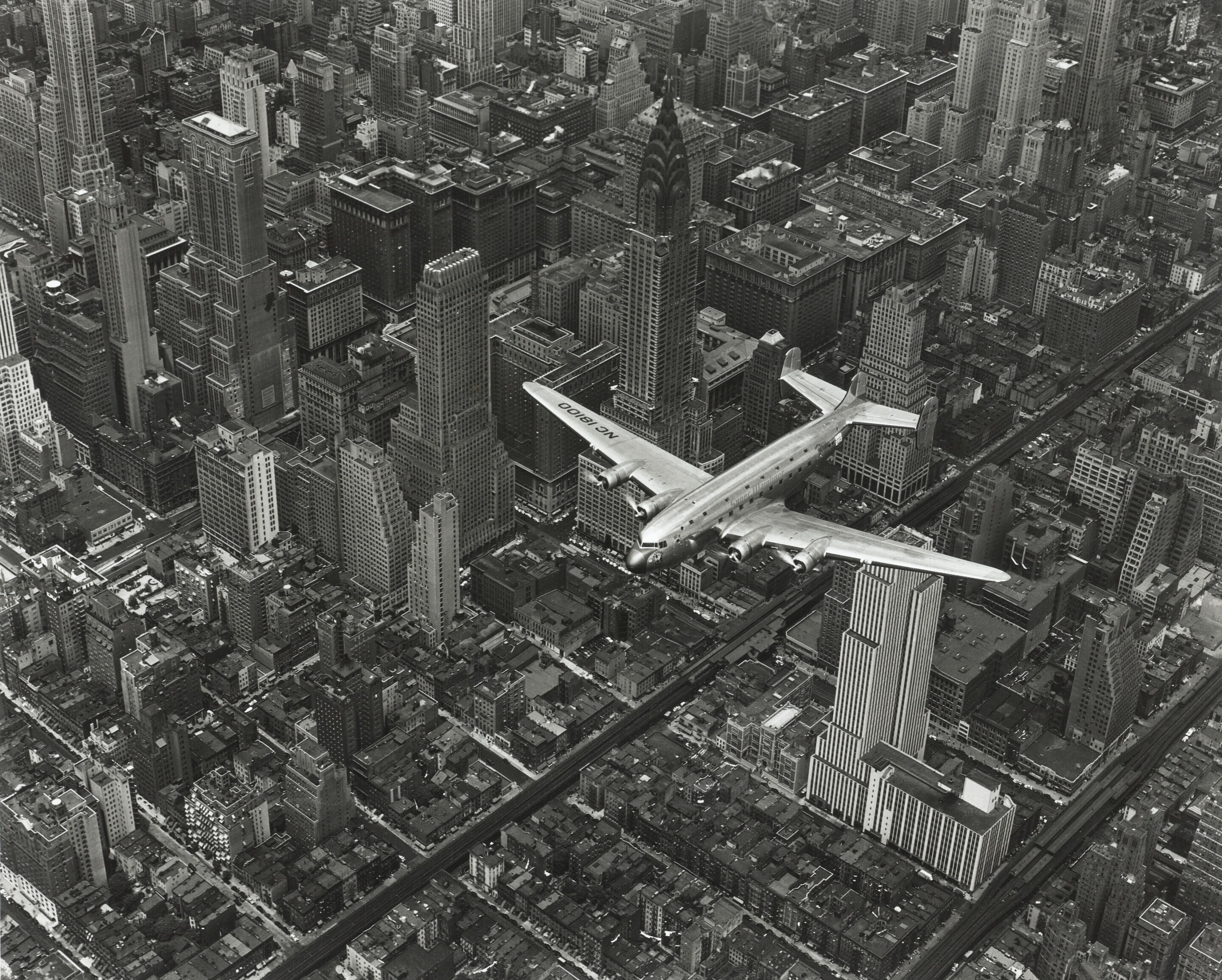 DC-4, пролетающий над Нью-Йорком, 1939 год. Фотограф Маргарет Бурк-Уайт