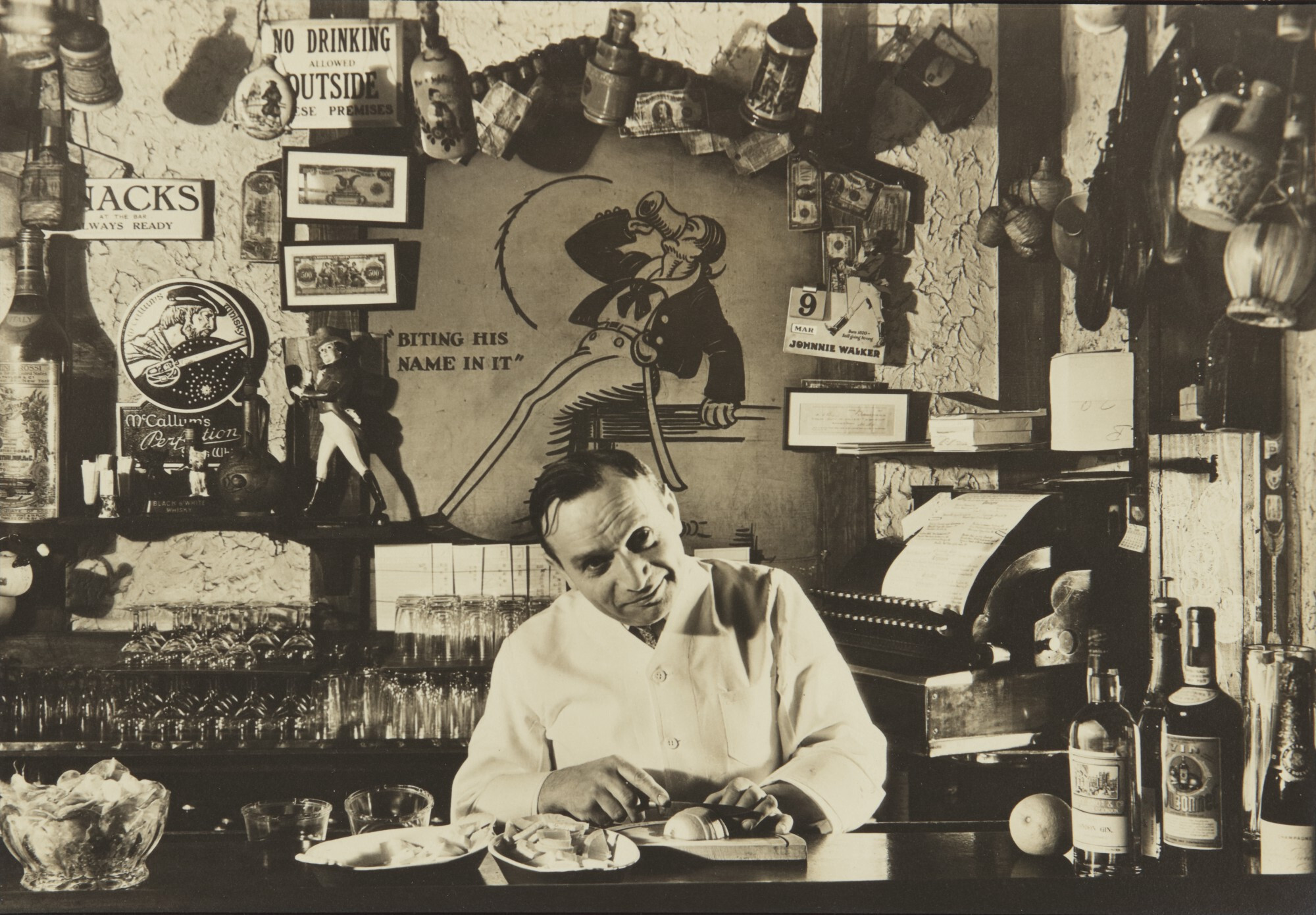 Бармен, Нью-Йоркское кафе Speakeasy, 1930 год.  Фотограф Маргарет Бурк-Уайт