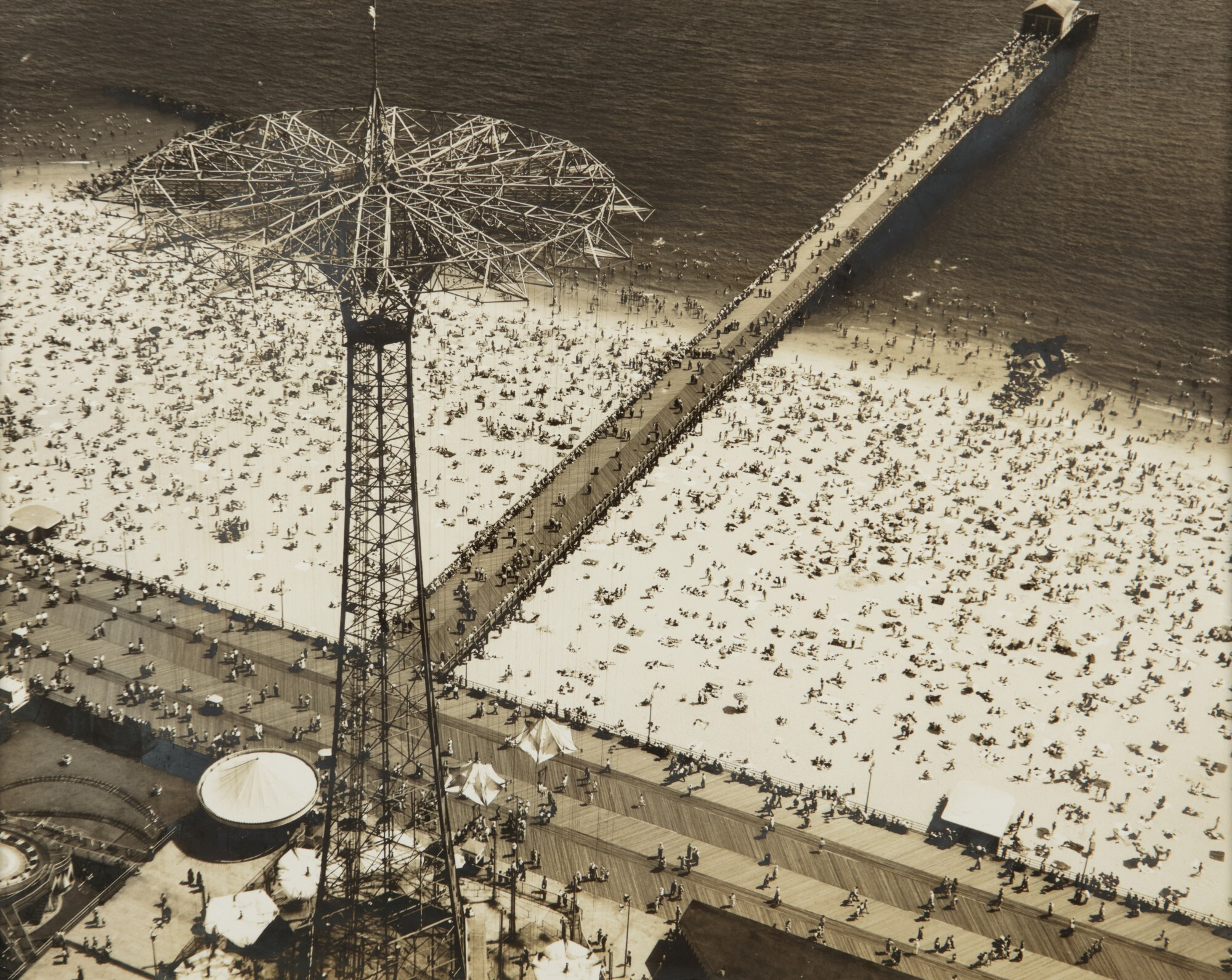 Кони-Айленд, прыжок с парашютом, Нью-Йорк, 1952 год.  Фотограф Маргарет Бурк-Уайт