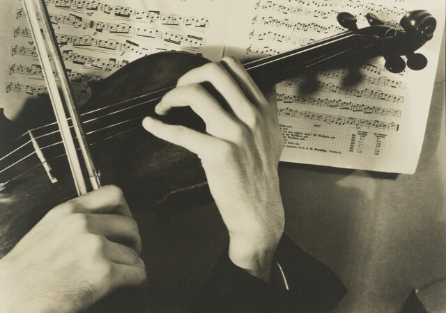 Руки скрипача, 1935 год.  Фотограф Маргарет Бурк-Уайт