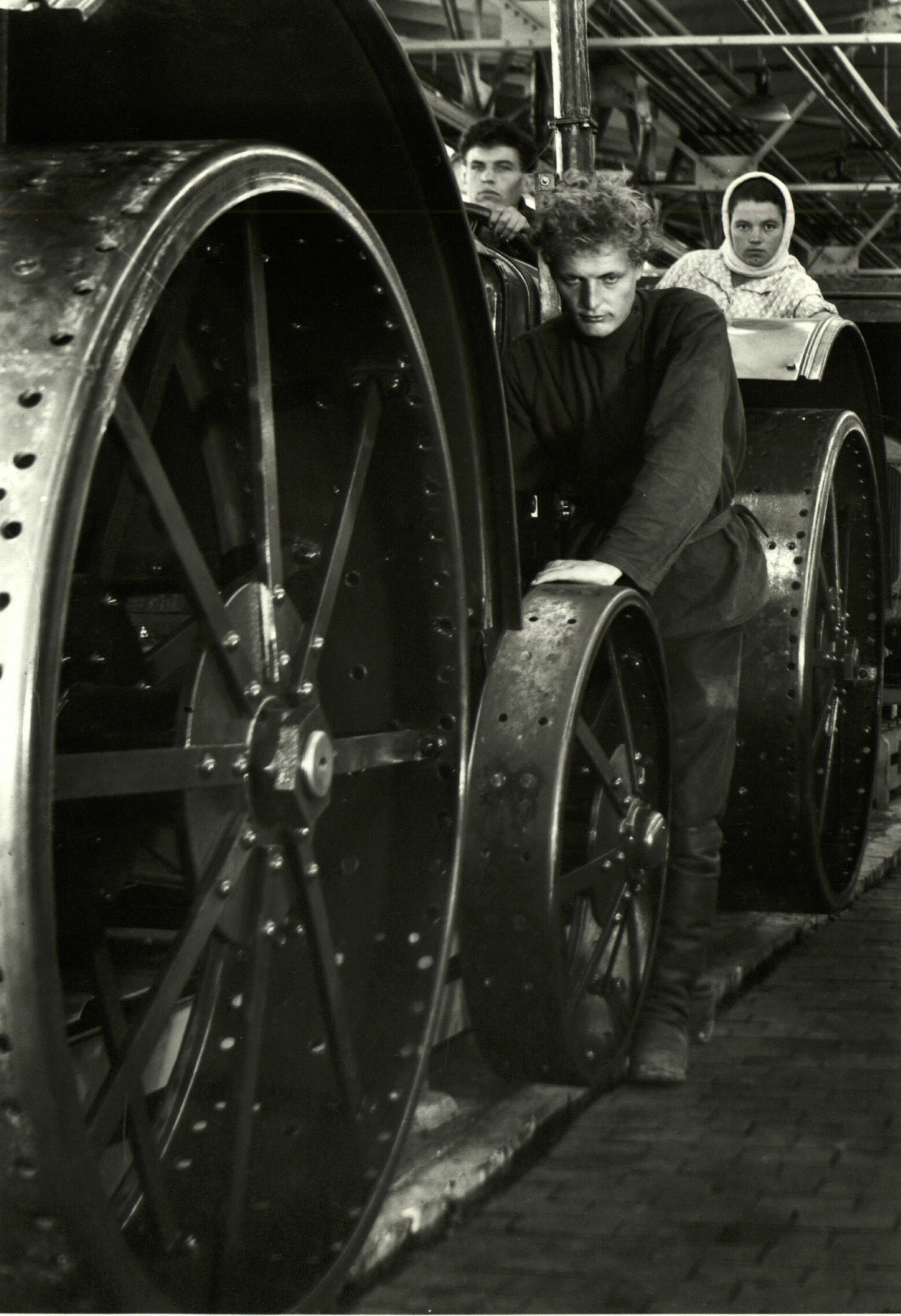 На сборочной линии тракторного завода, Россия, 1931 год. Фотограф Маргарет Бурк-Уайт