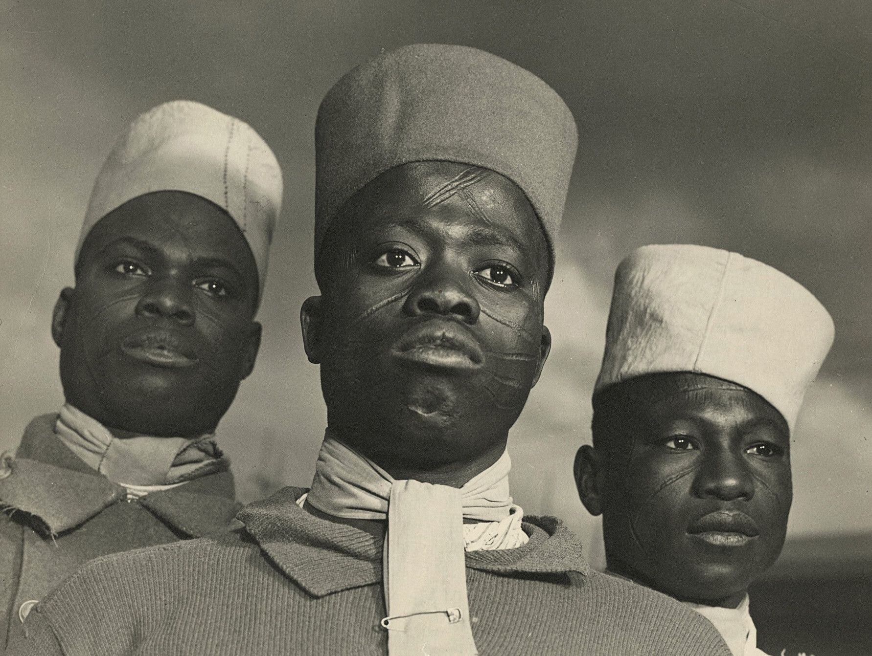 Сенегальские солдаты под командованием офицеров французского экспедиционного корпуса в своем гарнизоне, Сирия, 1940 год. Фотограф Маргарет Бурк-Уайт