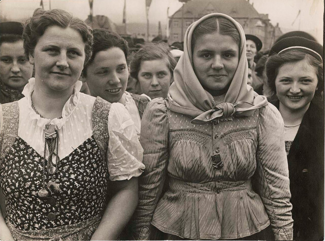 Чешки, одетые в различные стили национальных костюмов, на улице в деревне, 1937 год. Фотограф Маргарет Бурк-Уайт