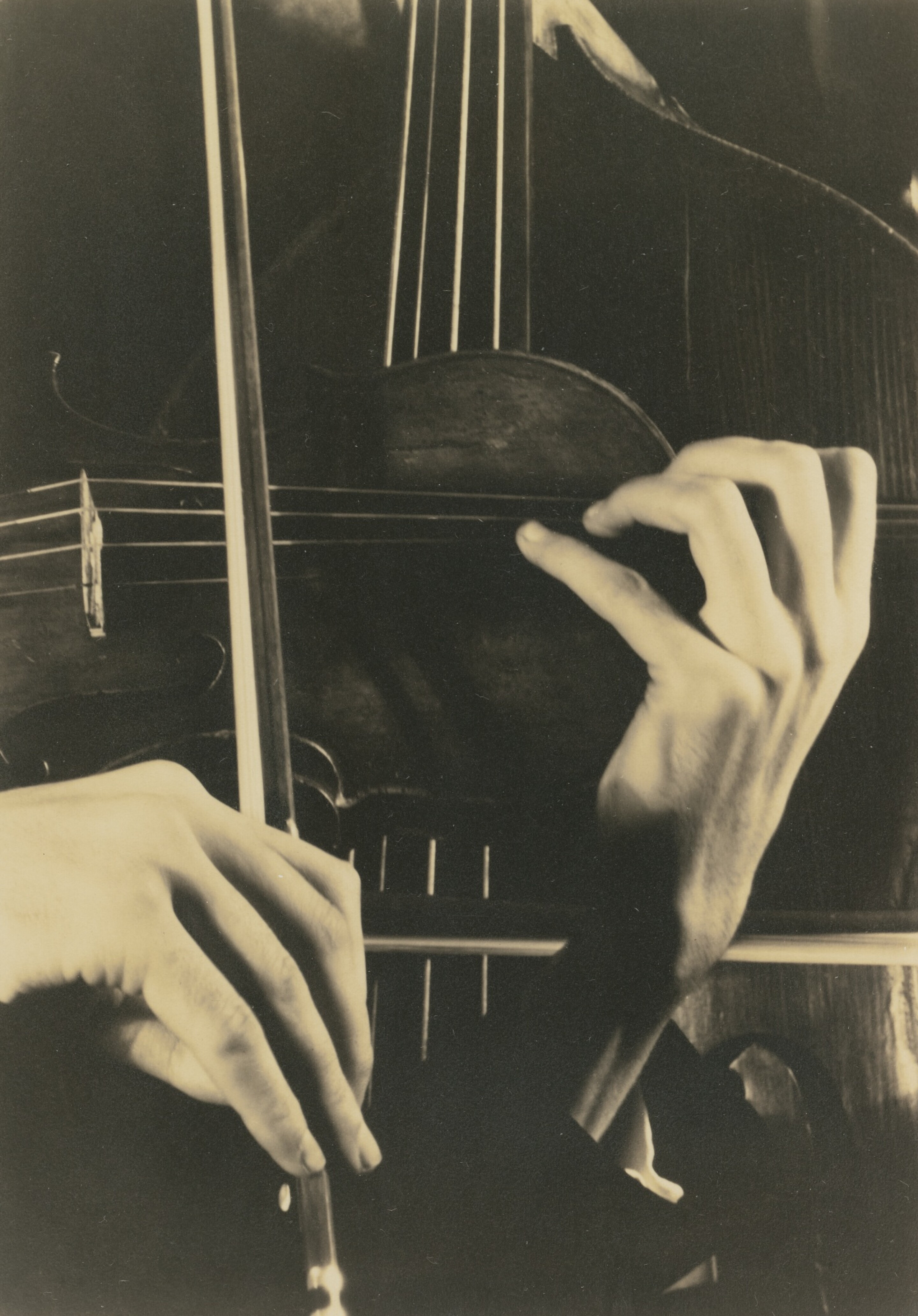 Руки скрипача, 1935 год.  Фотограф Маргарет Бурк-Уайт