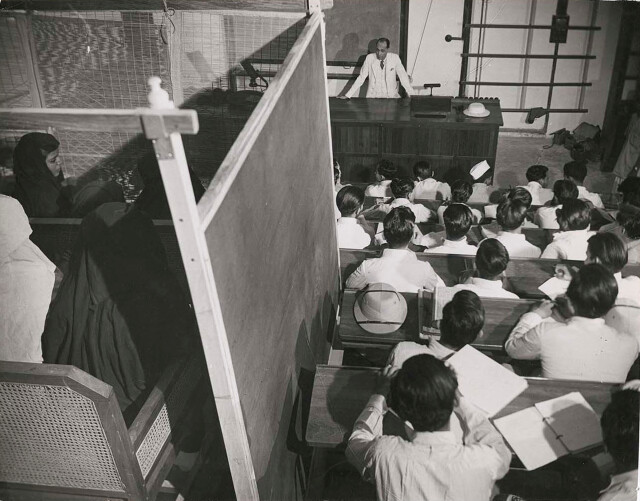 Уроки зоологии разделены, студентки сидят за ширмой в Мусульманском университете Алигарха в Алигархе, 1946 год. Фотограф Маргарет Бурк-Уайт