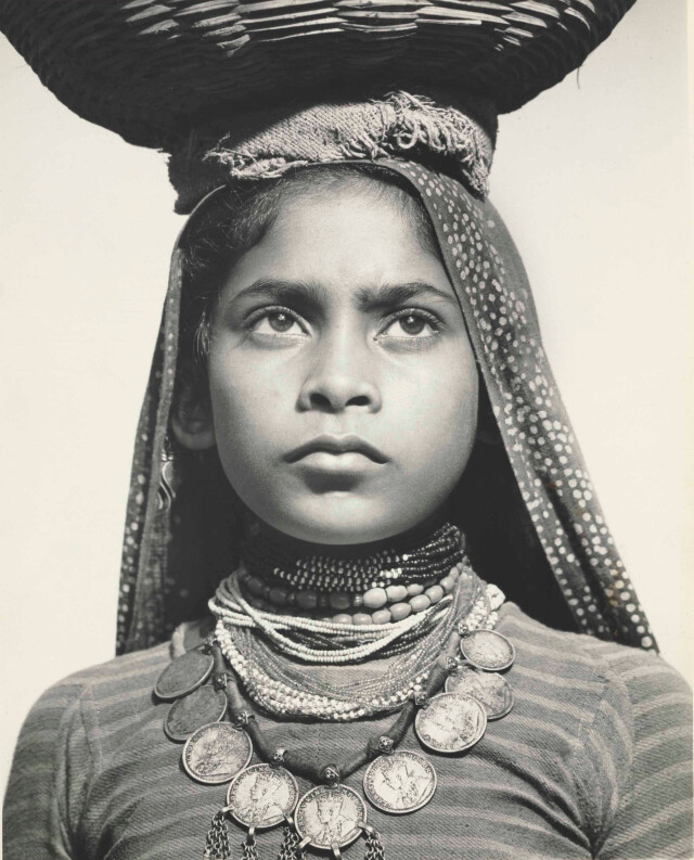 Портрет девушки с корзиной на голове, Индия, 1948 год.  Фотограф Маргарет Бурк-Уайт