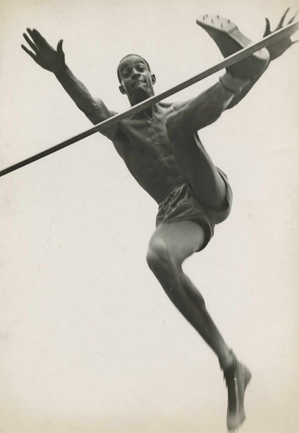 Корнелиус Джонсон, первый чернокожий спортсмен, завоевавший золотую медаль на Олимпийских играх 1936 года в Берлине, обладатель мирового рекорда в прыжках в высоту. Фотограф Маргарет Бурк-Уайт