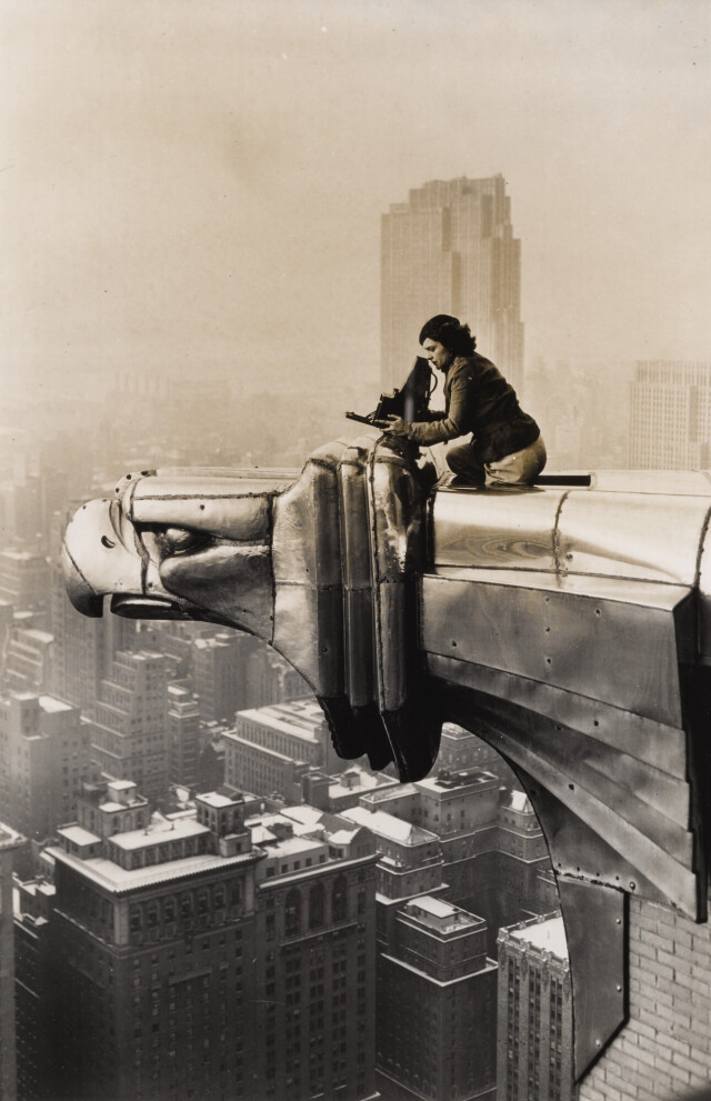 Маргарет Бурк-Уайт на крыше Крайслер-билдинг, Нью-Йорк, 1930 год.  Фотограф Маргарет Бурк-Уайт