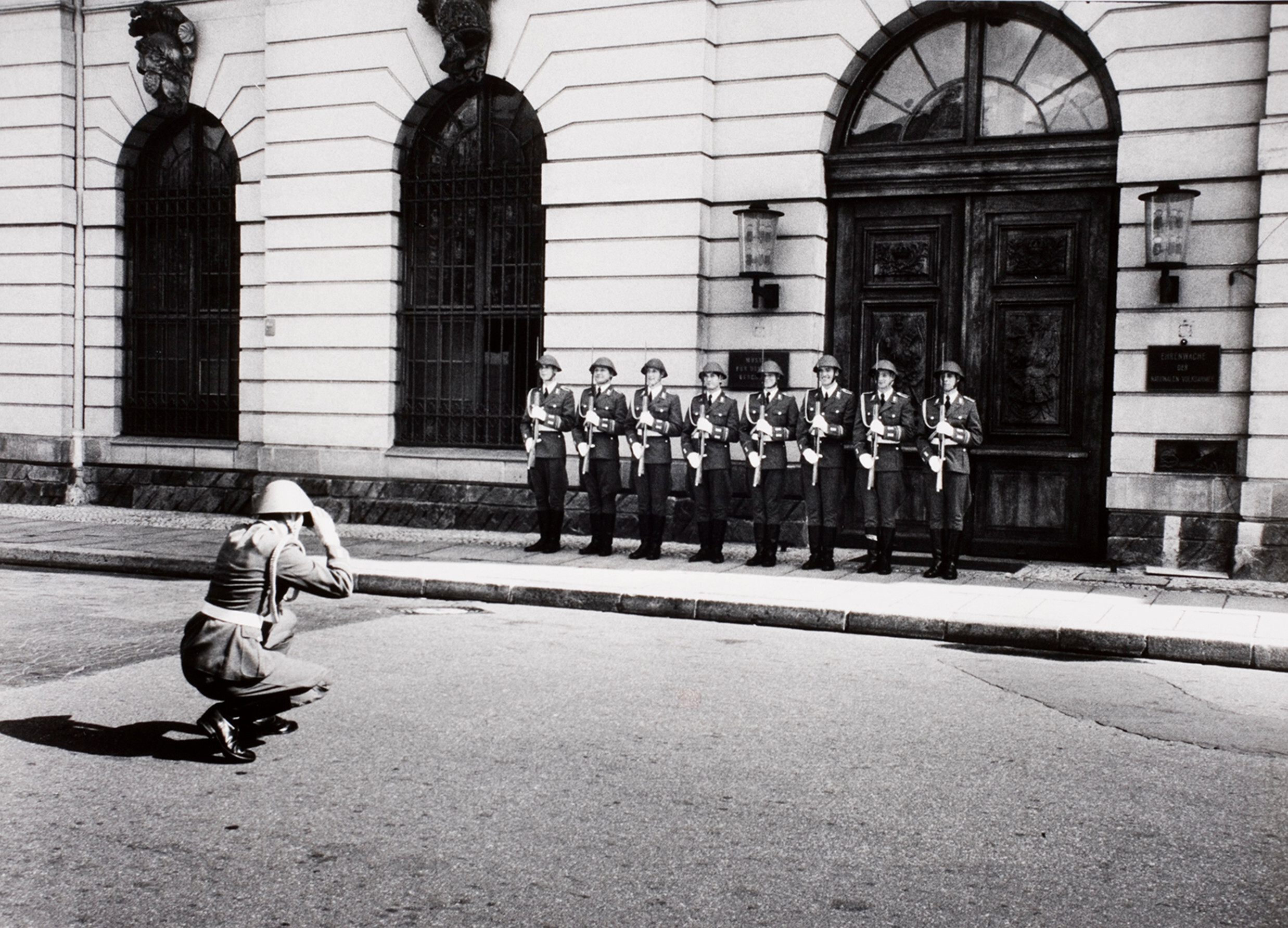 Восточногерманский солдат фотографирует цветной караул напротив могилы Неизвестного солдата в Западном Берлине, 1979 год. Фотограф Альфред Эйзенштадт