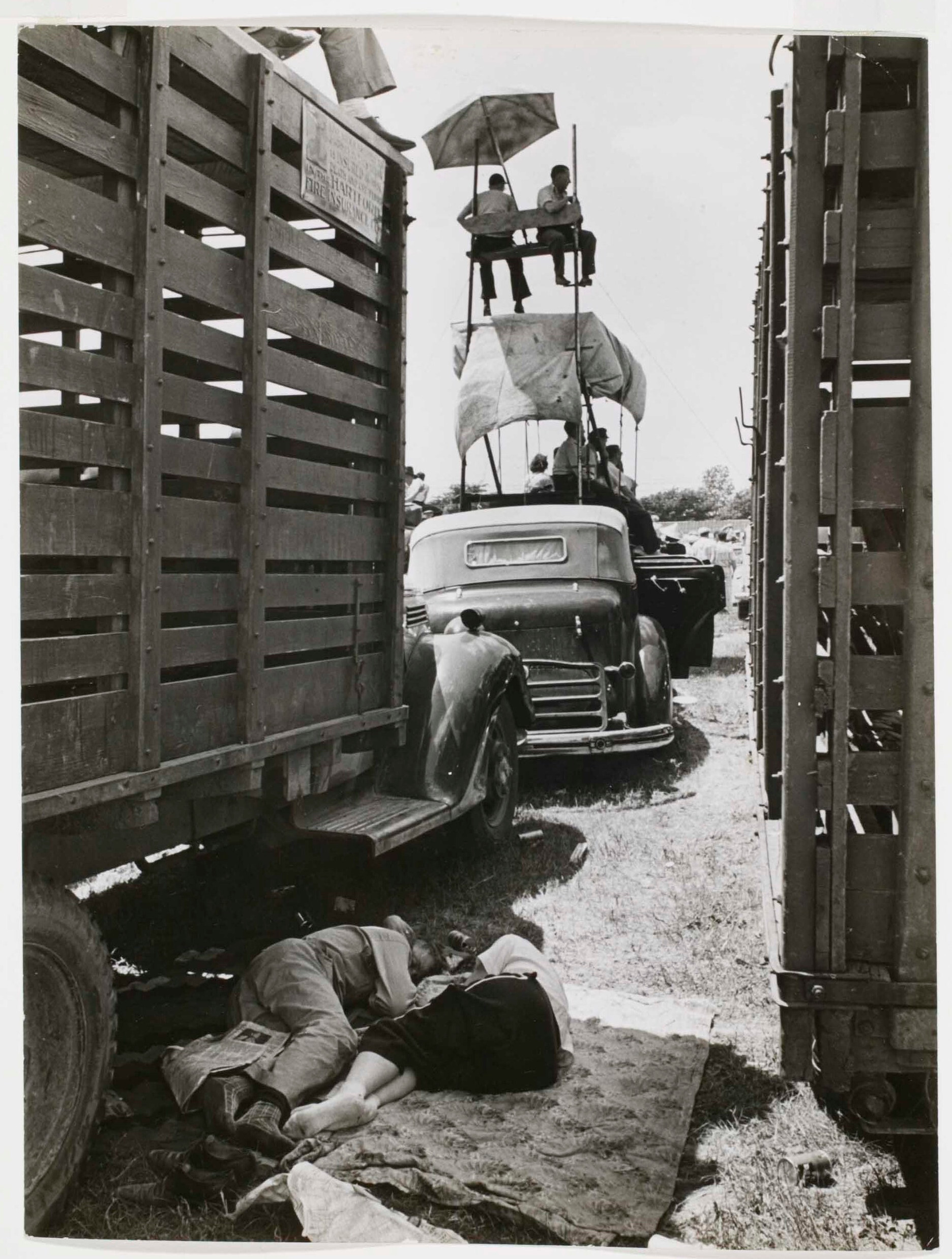 Грузовики с парой, лежащей на одеяле, 1939 год. Фотограф Альфред Эйзенштадт