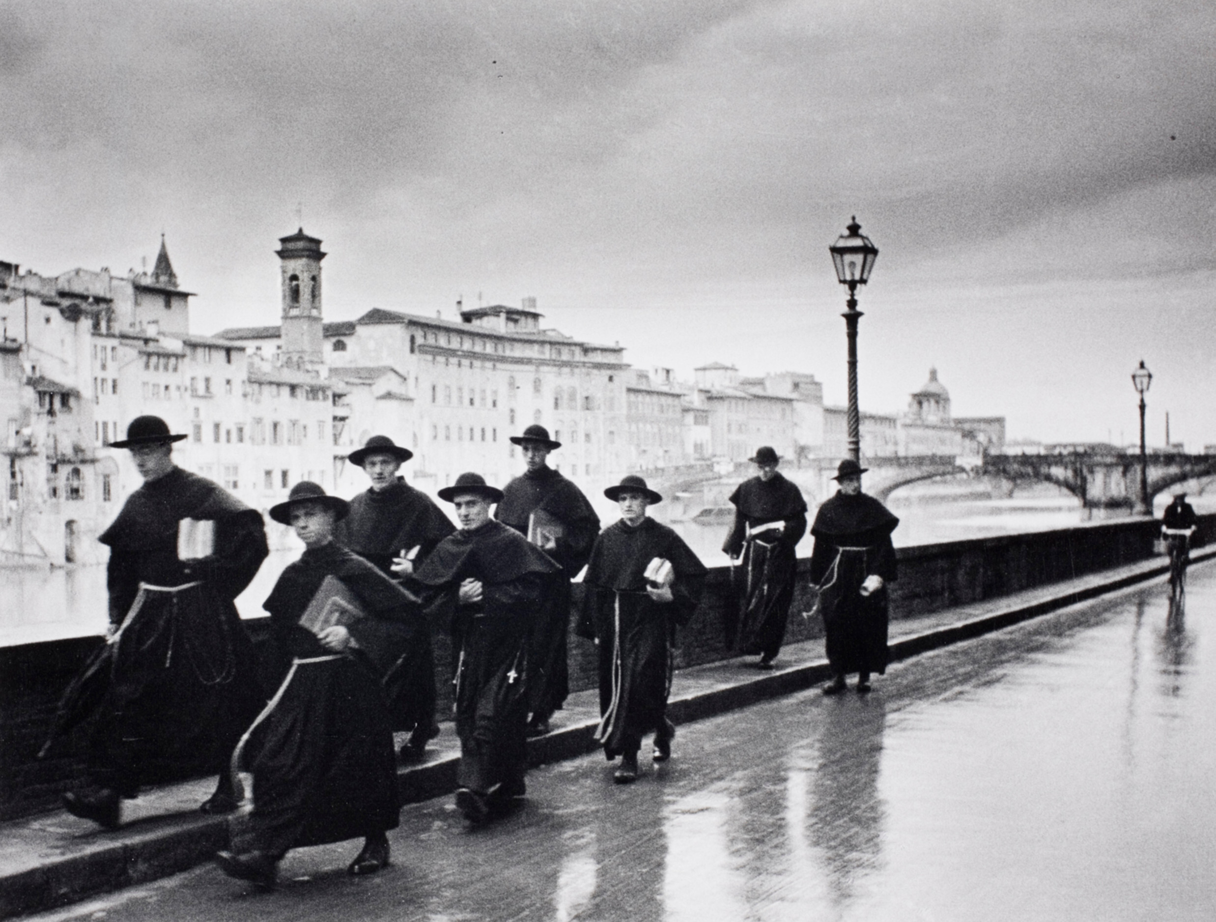Молодые монахи идут к мосту Понте Веккьо во Флоренции, 1935 год. Фотограф Альфред Эйзенштадт