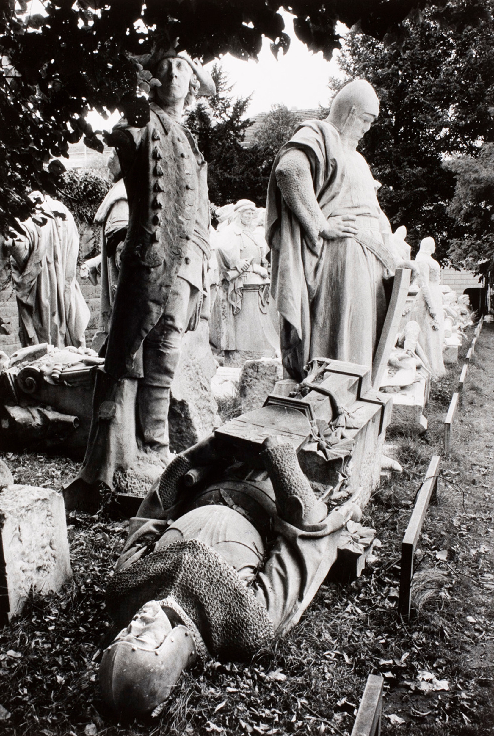 Мраморные статуи в саду замка Бельвю, Берлин, 1979 год. Фотограф Альфред Эйзенштадт