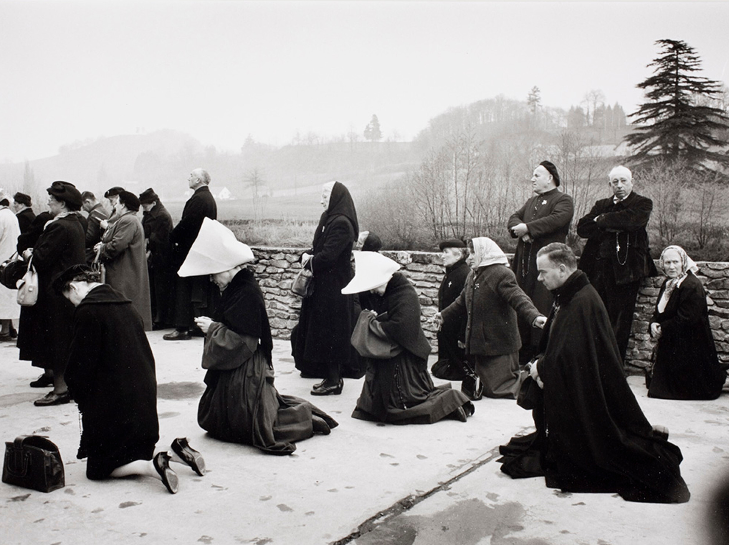Паломники приближаются к гроту Пресвятой Богородицы, Лурд, Франция, 1958 год. Фотограф Альфред Эйзенштадт