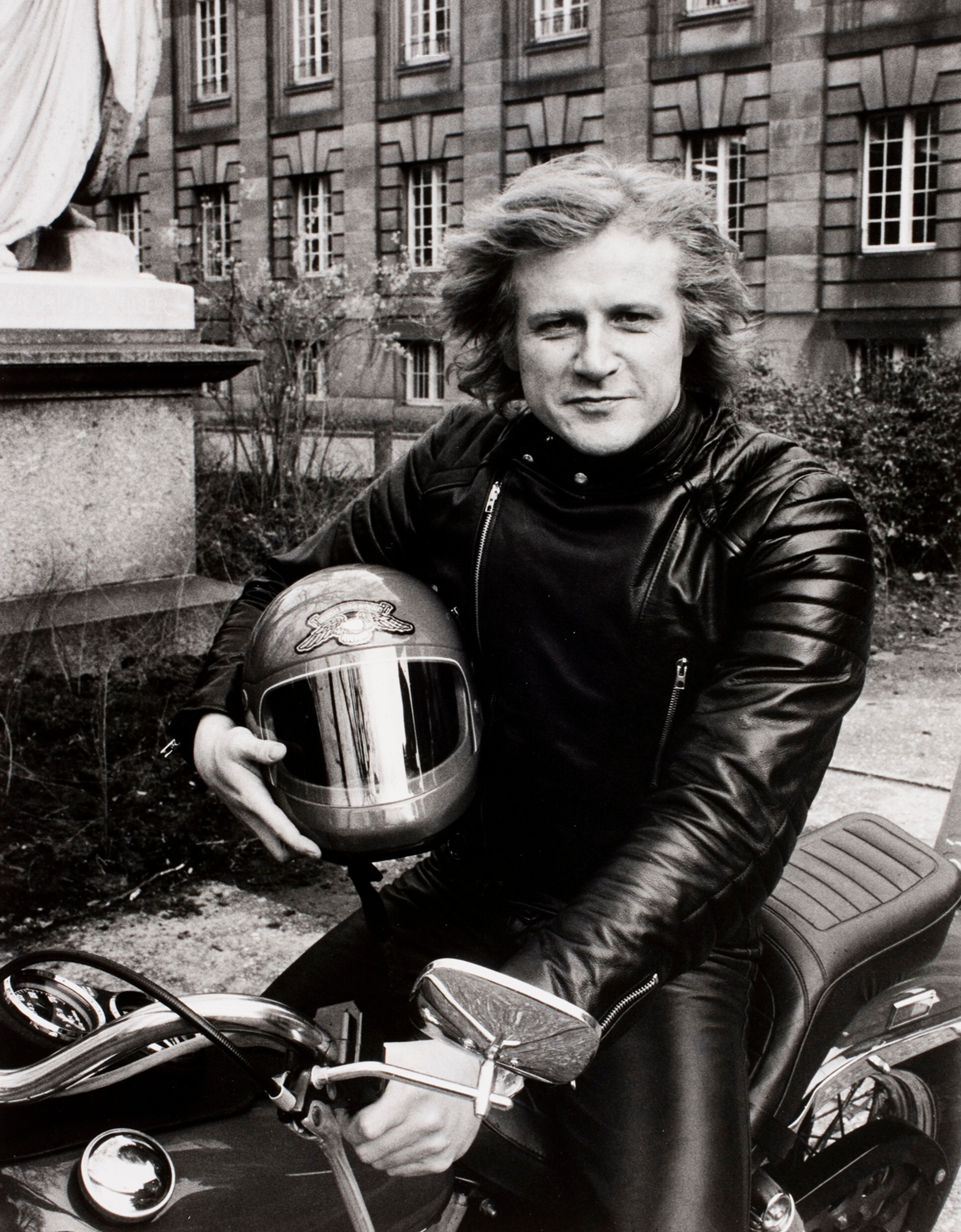 Петер Хоффманн, вагнеровский тенор, возле оперного театра Штутгарта, 1980 год. Фотограф Альфред Эйзенштадт