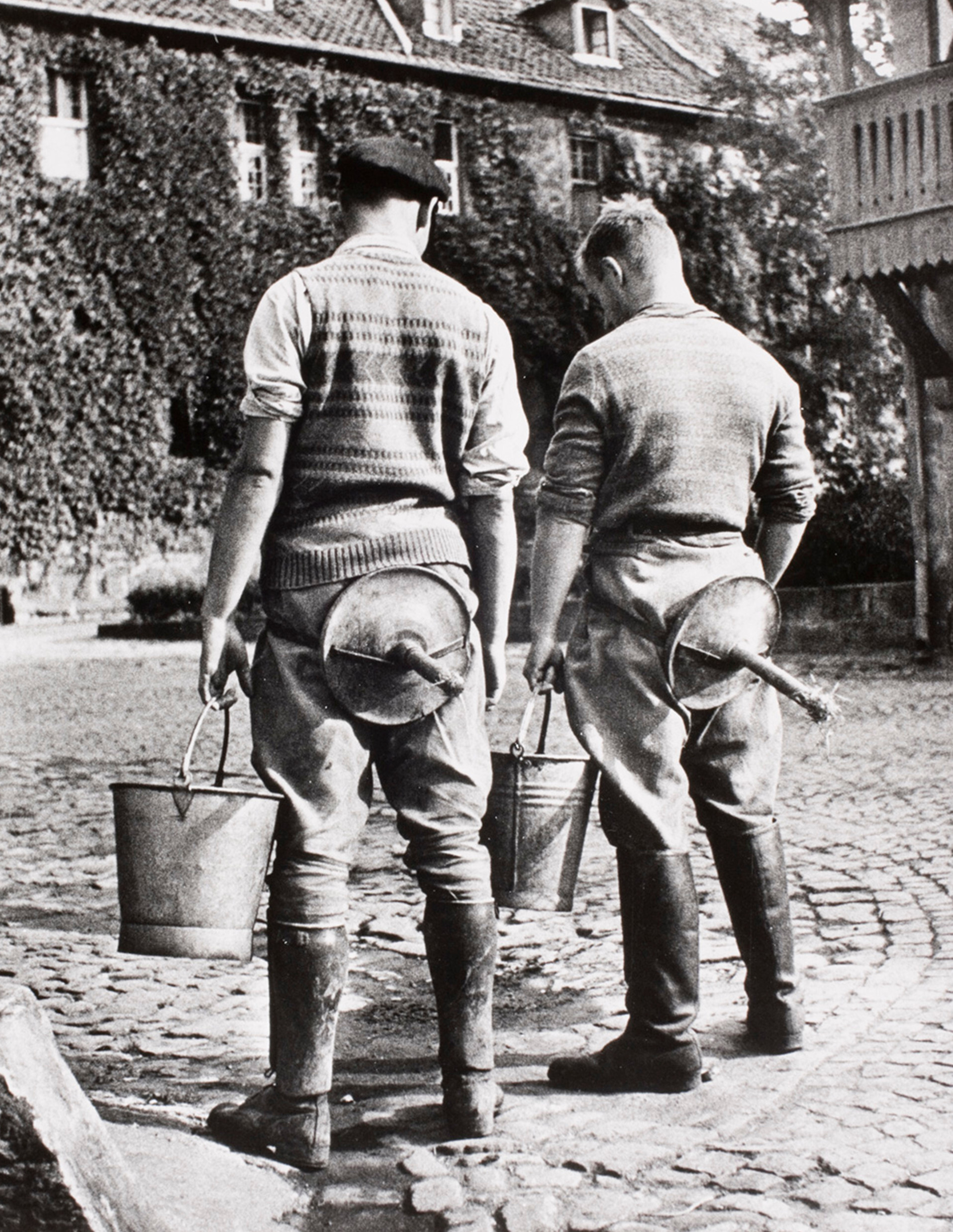 Студенты-аграрии с доильным стулом, Восточная Пруссия, 1934 год. Фотограф Альфред Эйзенштадт