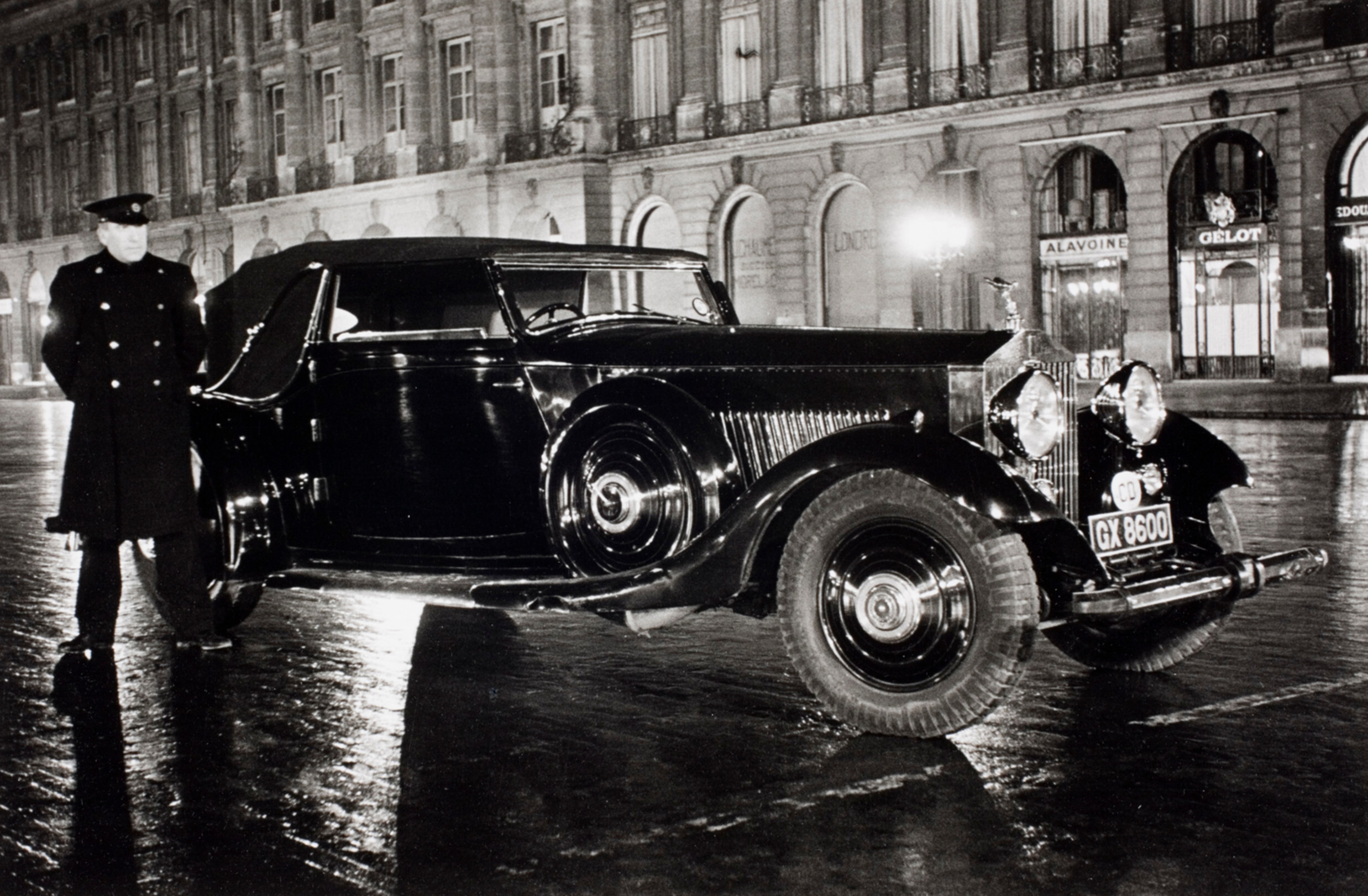 Rolls Royce и отель Ritz в полночь. Площадь Вердом, Париж, 1932 год. Фотограф Альфред Эйзенштадт