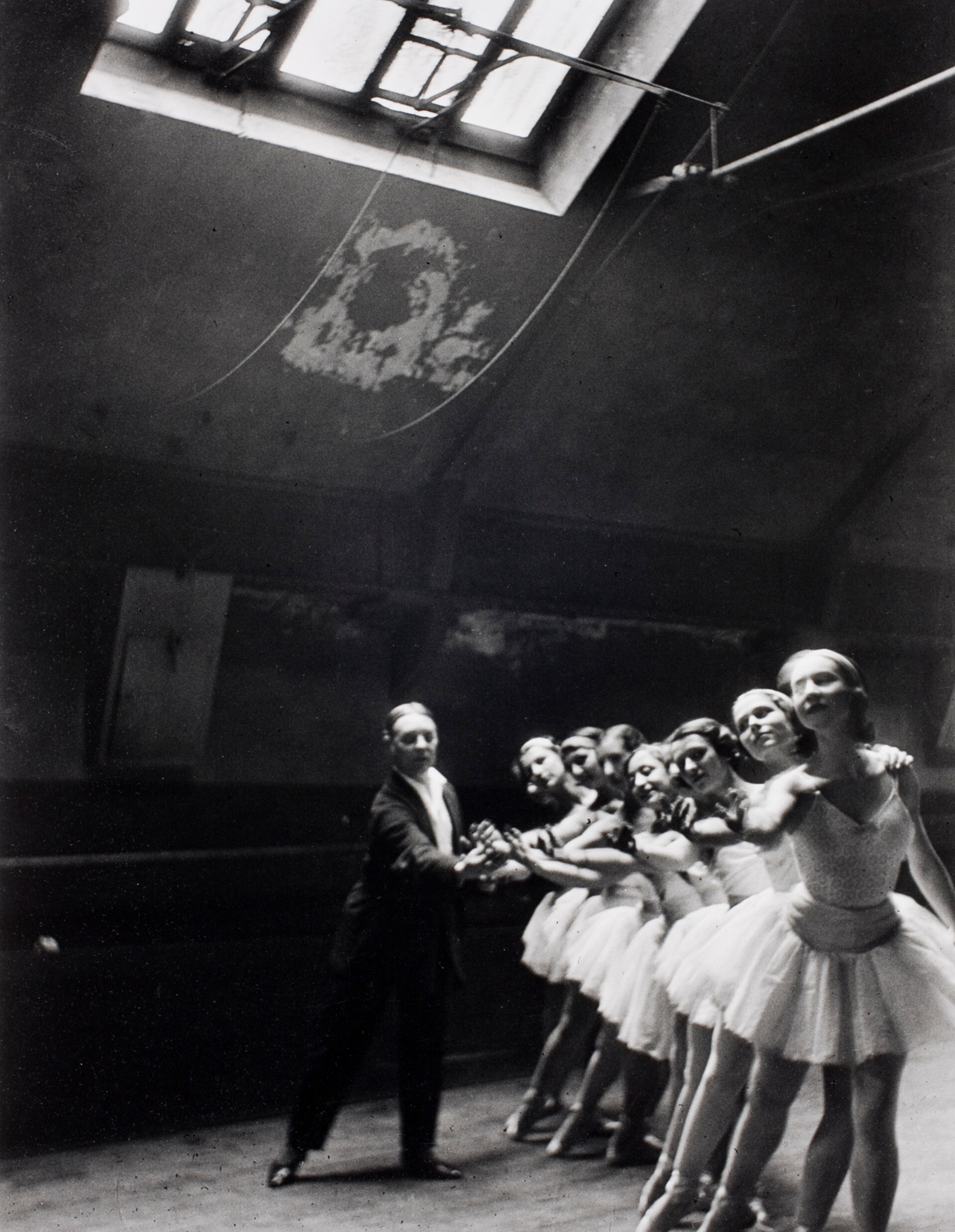 В Парижской опере кордебалет репетирует Лебединое озеро с балетмейстеро., 1932 год. Фотограф Альфред Эйзенштадт