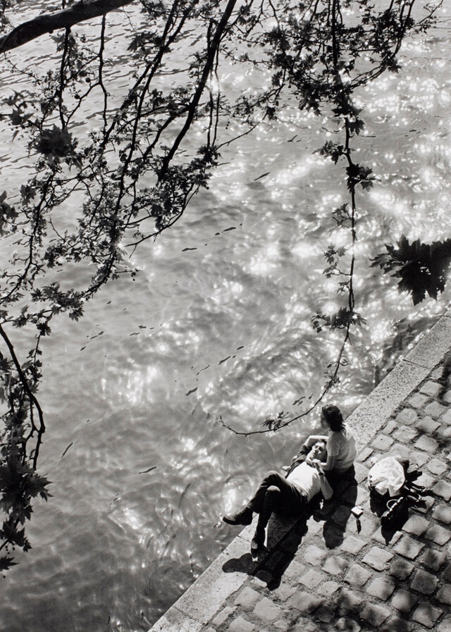 Обед на реке Сене чуть ниже собора Нотр-Дам, Париж, 1963 год. Фотограф Альфред Эйзенштадт