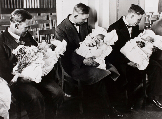 Отцы с новорожденными перед крещением, больница Нойкёльн, Нойкёльн, 1931 год. Фотограф Альфред Эйзенштадт