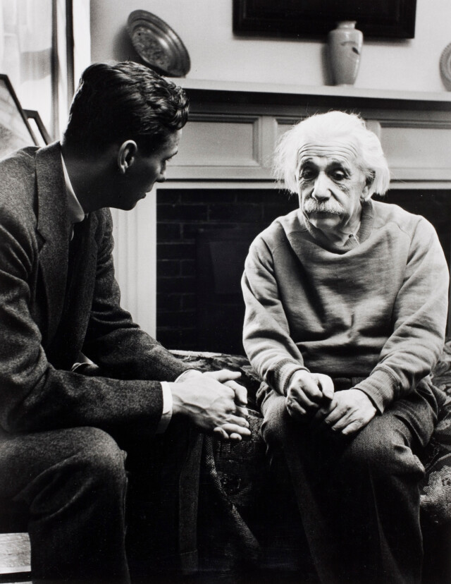 Разговор Альберта Эйнштейна и всемирного федералиста Корда Мейера, Принстон, Нью-Джерси, 1948 год. Фотограф Альфред Эйзенштадт