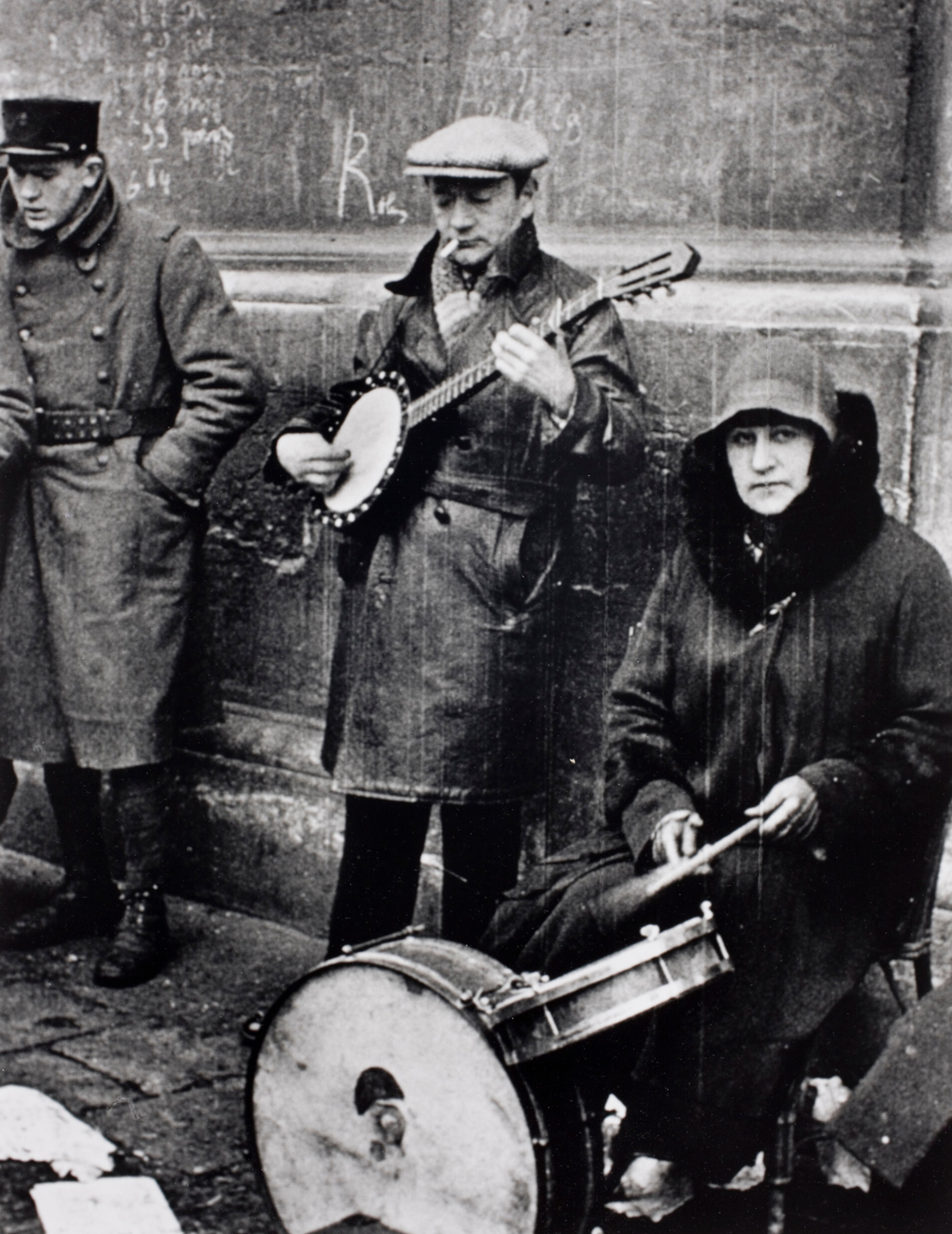 Уличные музыканты в центральной части Ле-Аль, недалеко от улицы Сен-Дени, Париж, 1932 год. Фотограф Альфред Эйзенштадт