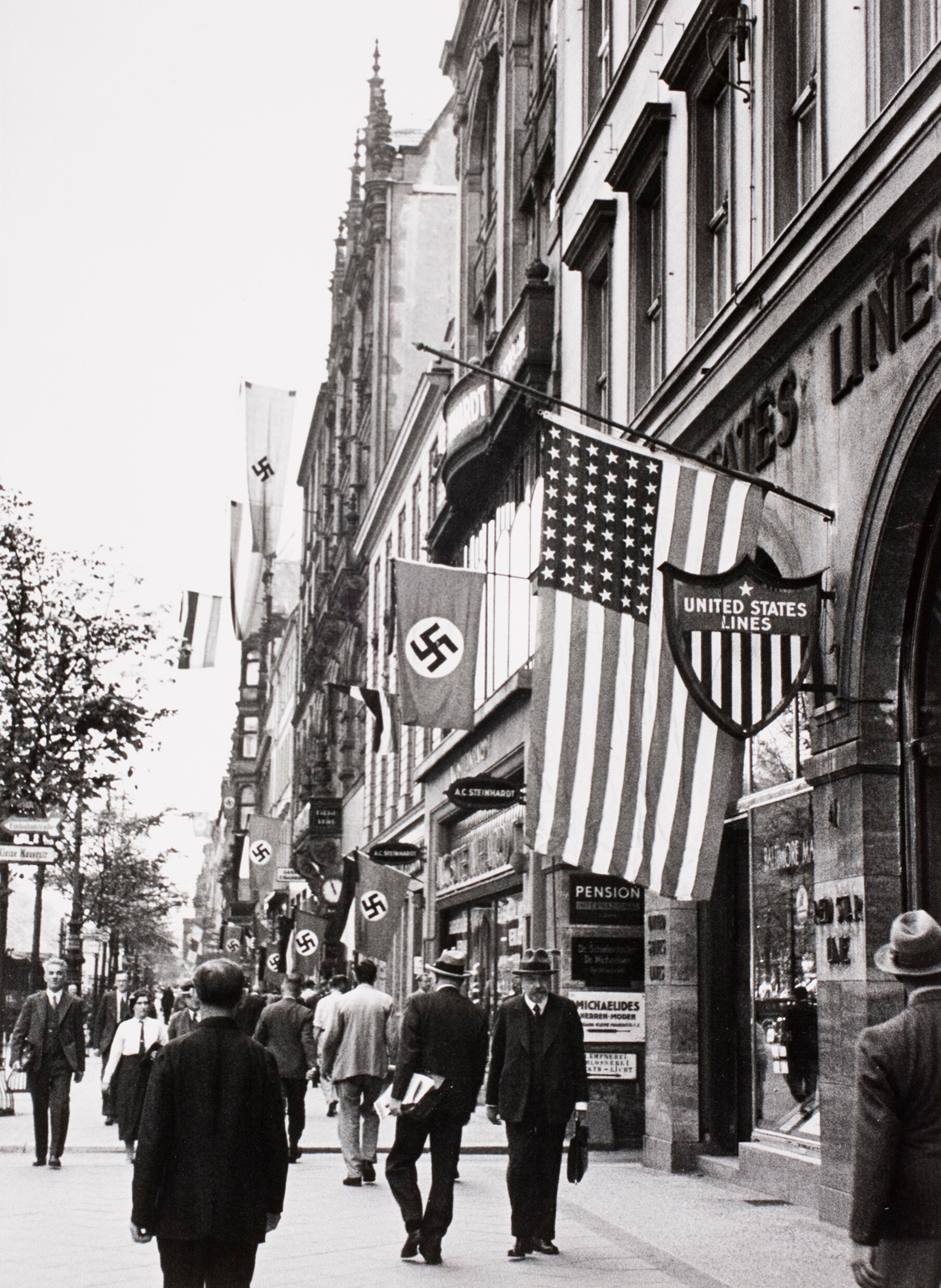 Унтер-ден-Линден, Берлин. Американский и немецкий флаги приспущены после смерти Гинденбурга, 5 августа 1934 года. Фотограф Альфред Эйзенштадт