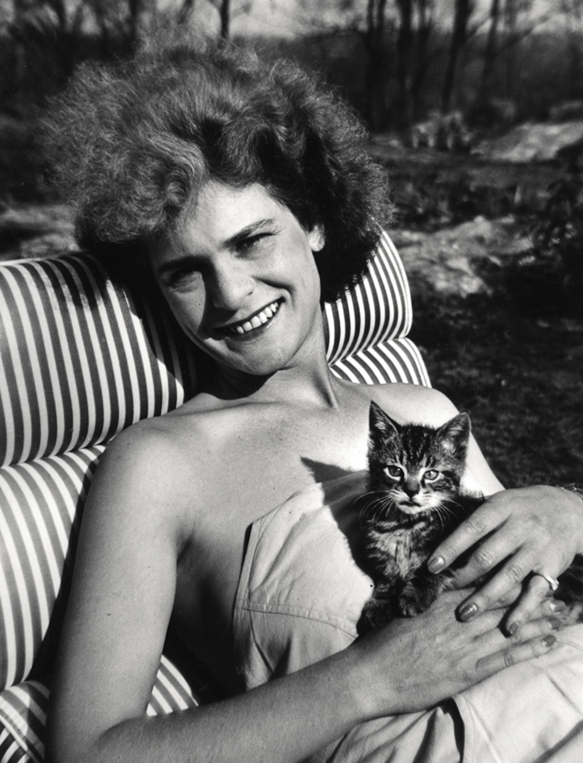 Фотограф Маргарет Бурк-Уайт с котенком, Дариен, Коннектикут, 1944 год. Фотограф Альфред Эйзенштадт
