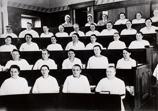 Школа акушерок, обучающая новым разработкам в медицине, больница Нойкельн, Нойкельн, 1931 год. Фотограф Альфред Эйзенштадт