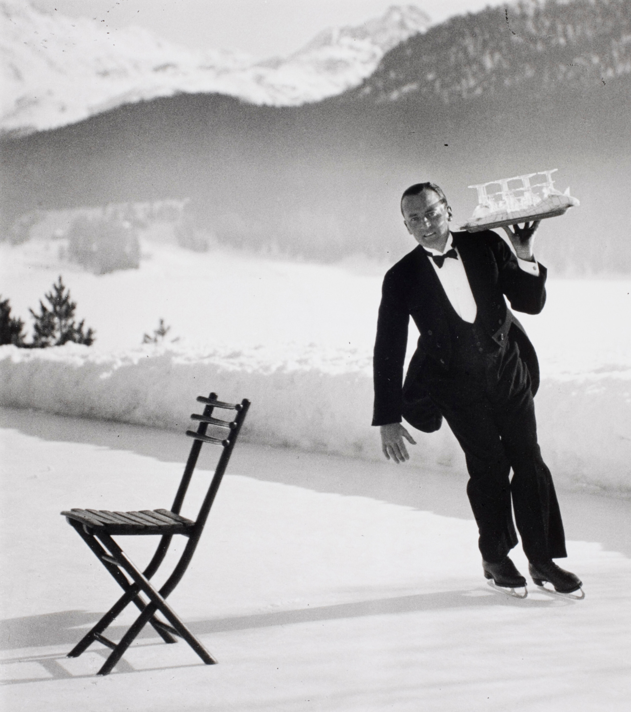 Метрдотель Рене Бреге из гранд-отеля St. Moritz подает коктейли на катке, 1932 год. Фотограф Альфред Эйзенштадт