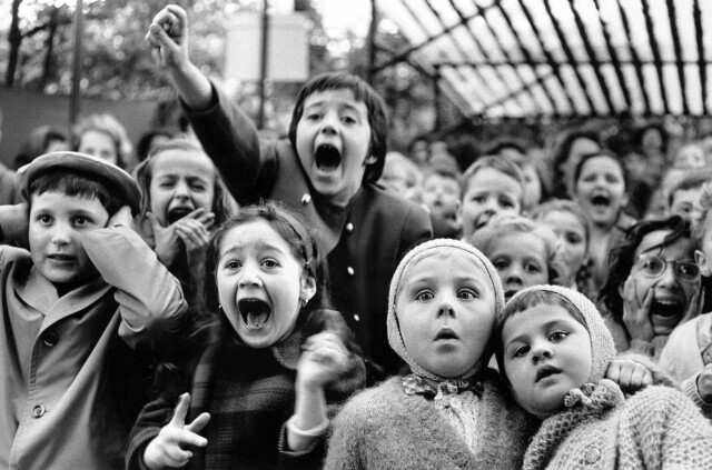 Выражение детей в Парижском кукольном театре в момент убийства злого дракона, сад Тюильри, Париж, 1963 год. Фотограф Альфред Эйзенштадт