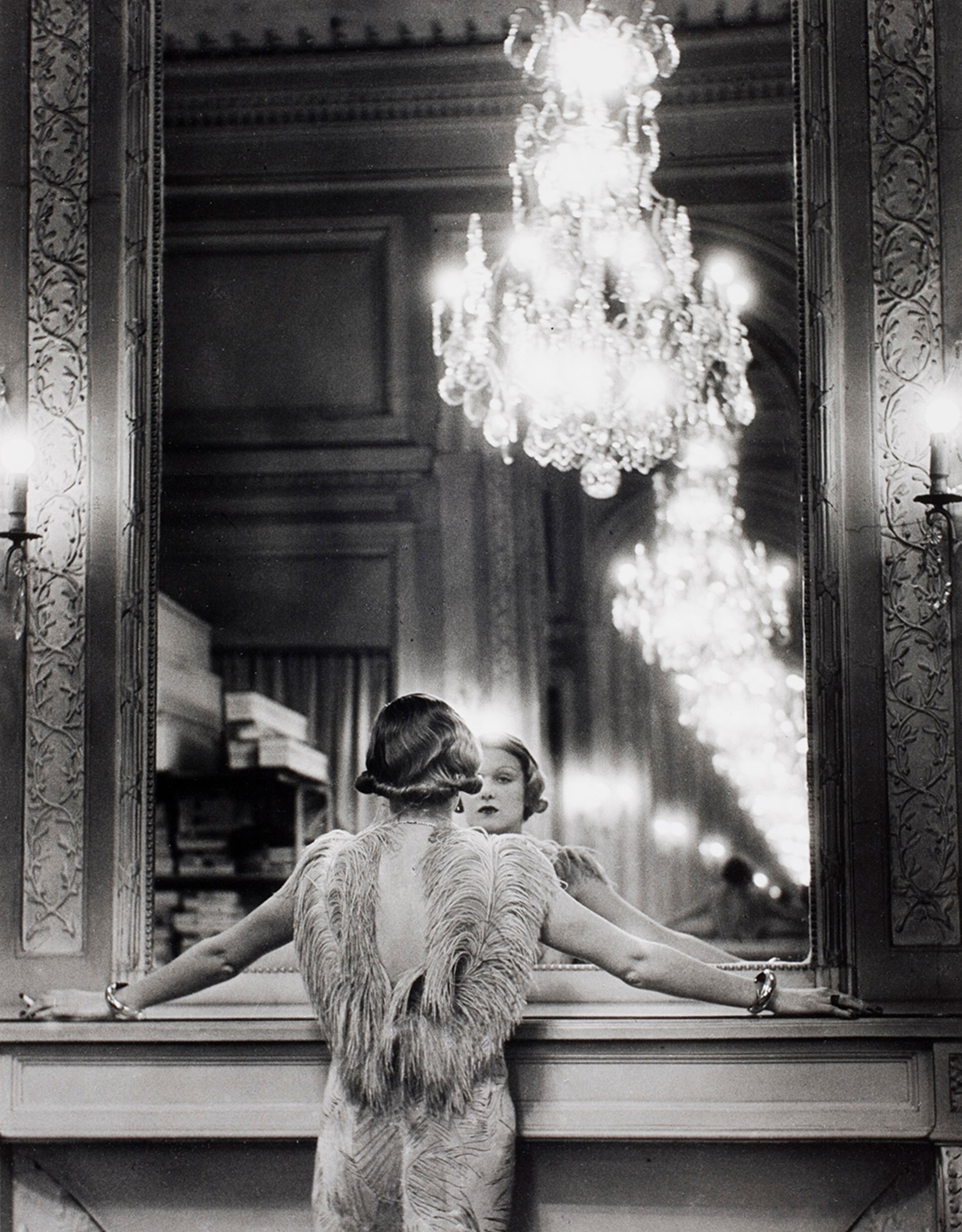 Модель смотрит в большое зеркало парижского модельера Молинье, 1932 год. Фотограф Альфред Эйзенштадт
