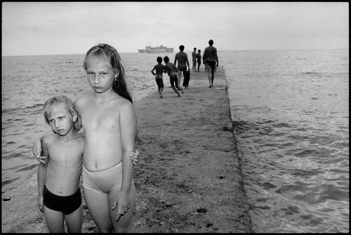 Брат и сестра у Черного моря, Сочи, СССР, 1987 г. Фотограф Мэри Эллен Марк