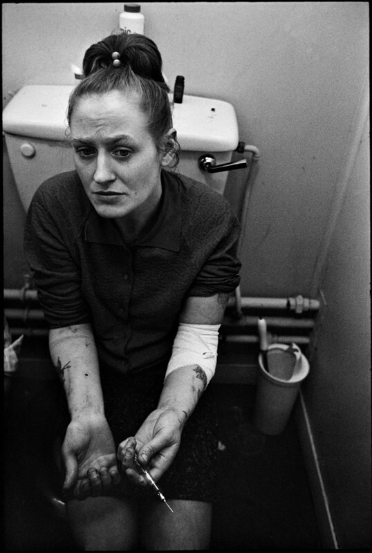 Героиновый наркоман в туалете, Лондон, Англия, 1969 год. Фотограф Мэри Эллен Марк