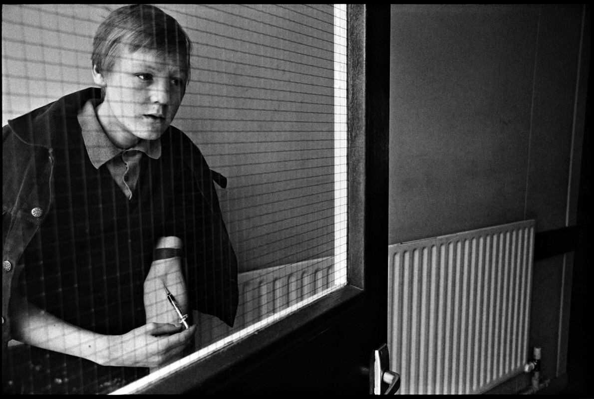 Героиновый наркоман за дверью, Лондон, Англия, 1969 год. Фотограф Мэри Эллен Марк