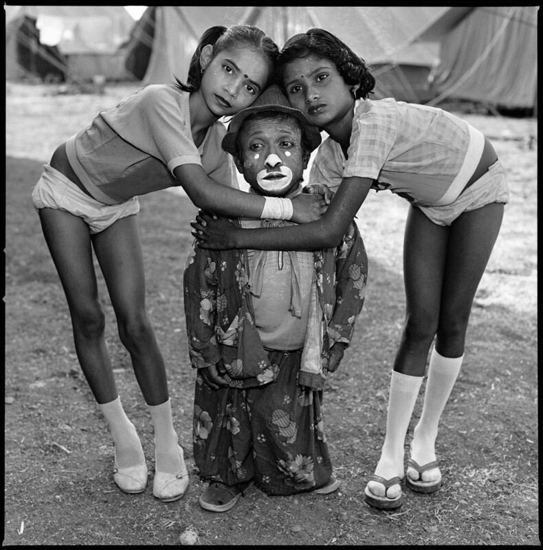 Девочки и карлик, цирк Раджа Камала, Аплета, Индия, 1989 г. Фотограф Мэри Эллен Марк