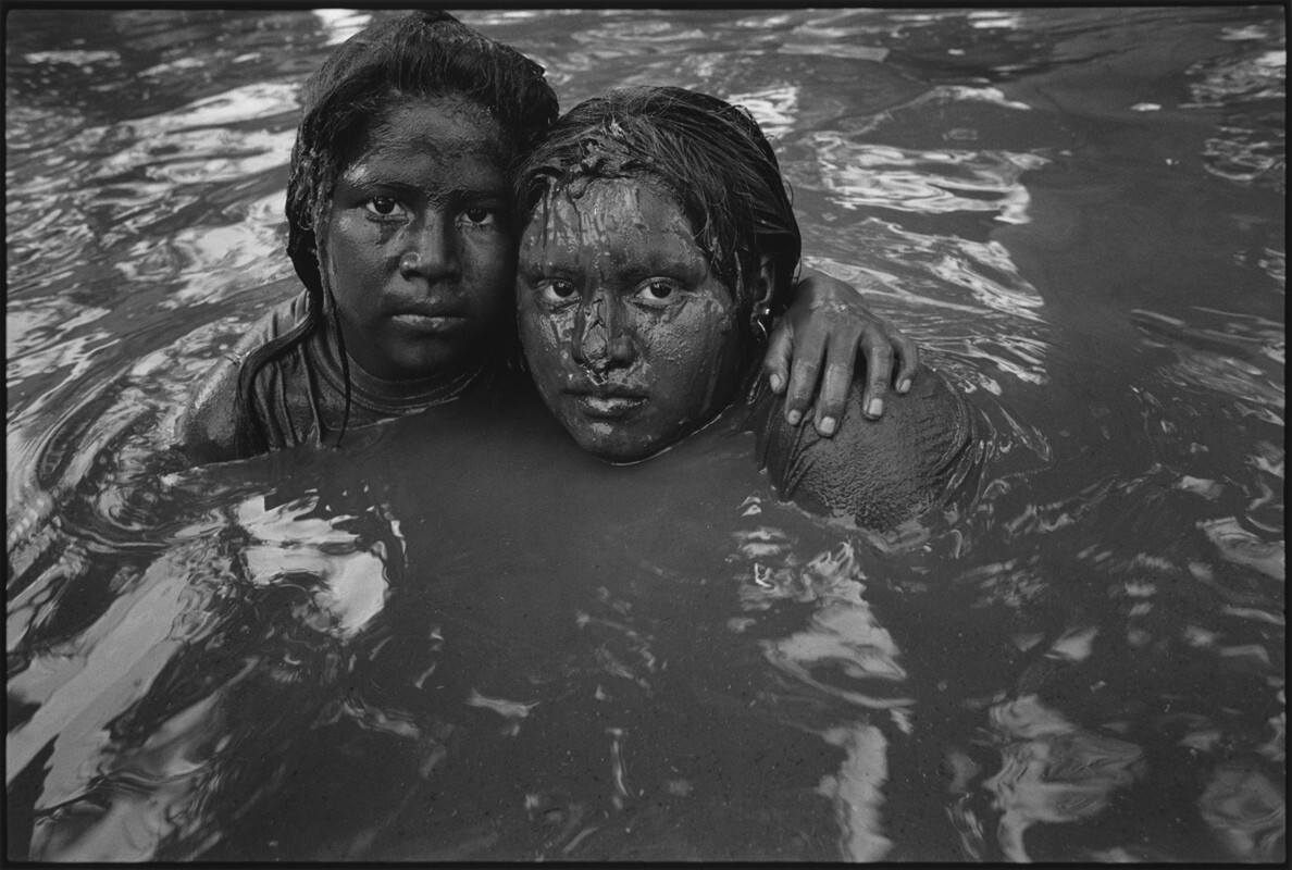Две девушки, Ниньо Фиденсио, Эспинасо, Мексика, 2000 г. Фотограф Мэри Эллен Марк