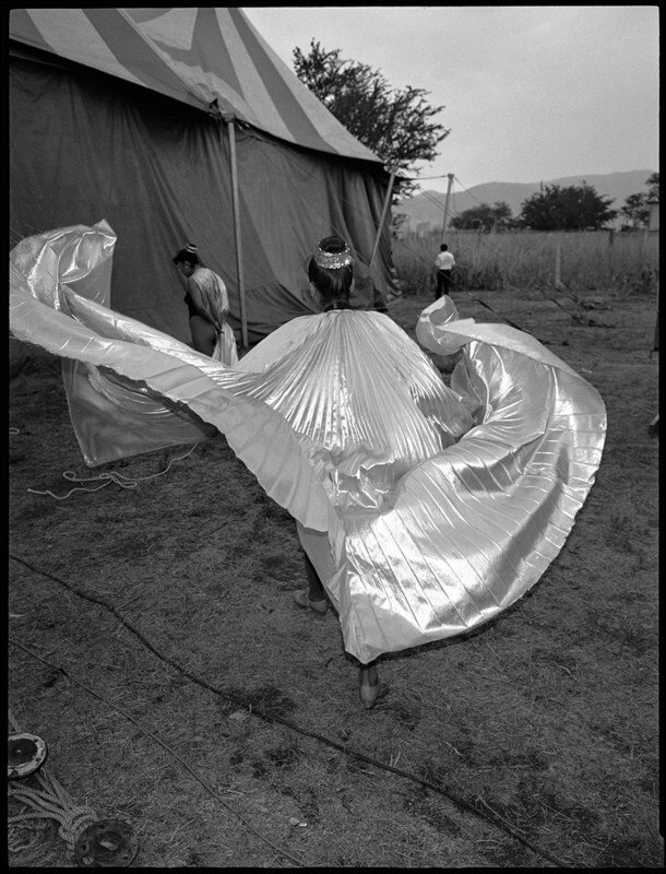 Девушка в белом платье, цирк, Оахака, Мексика, 1998 год. Фотограф Мэри Эллен Марк