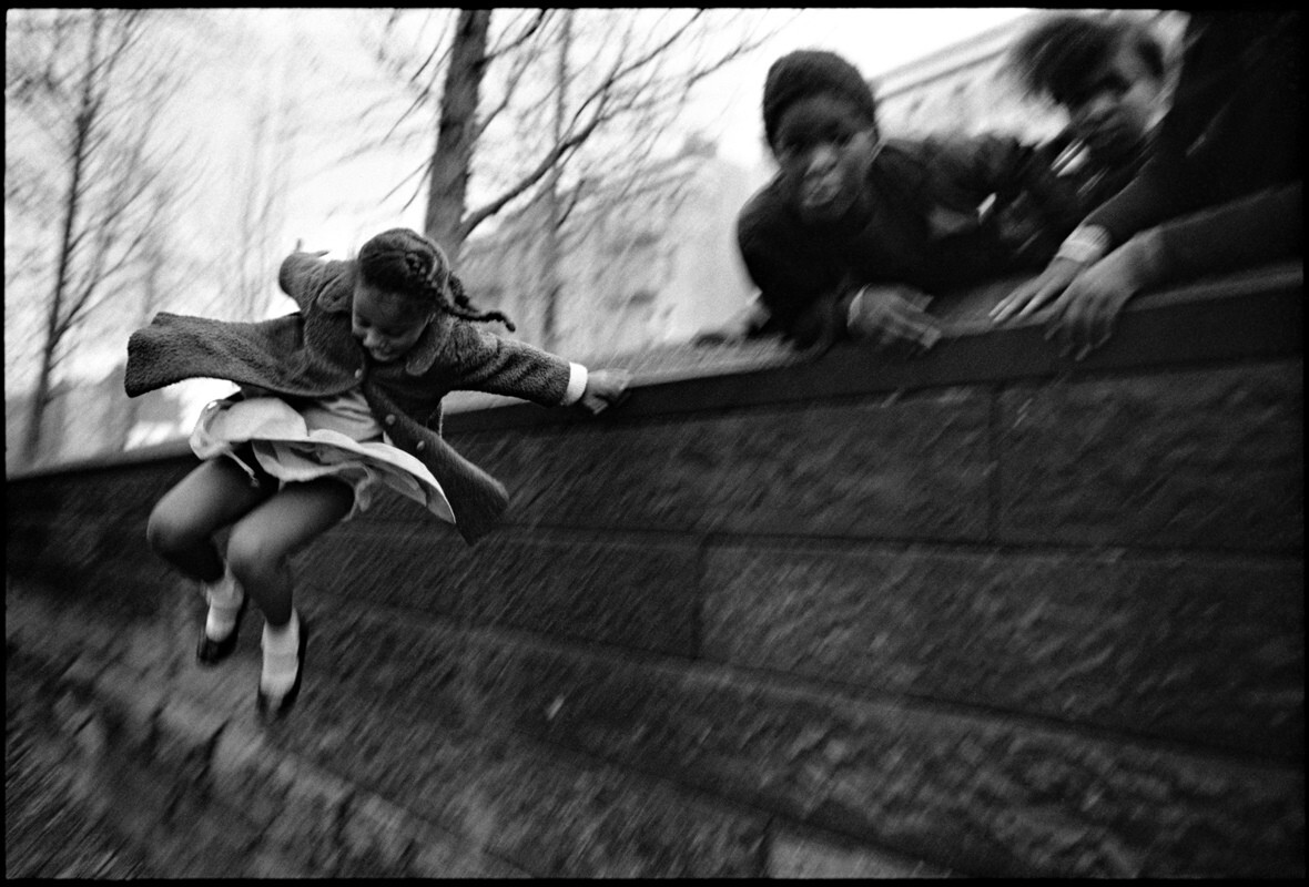 Прыжок через стену, Центральный парк, Манхэттен, Нью-Йорк, 1967 год. Фотограф Мэри Эллен Марк