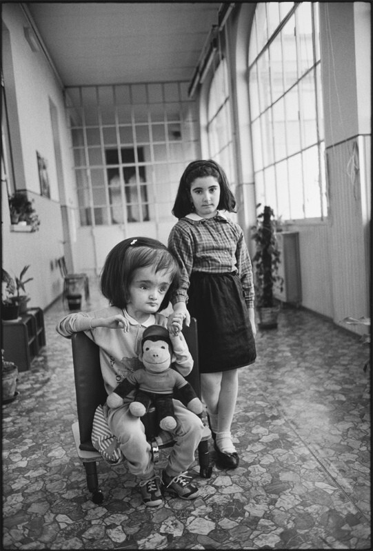 Девушка с гидроцефалией со своей сестрой, Турин, Италия, 1990 год. Фотограф Мэри Эллен Марк