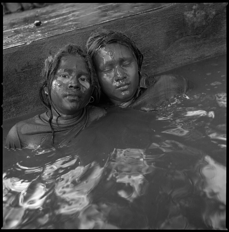 Дети купаются в грязи, Фестиваль El Nino Fidencio, Эспинасо, Мексика, 2000 г. Фотограф Мэри Эллен Марк